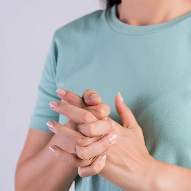 Persona che si tiene le dita della mano