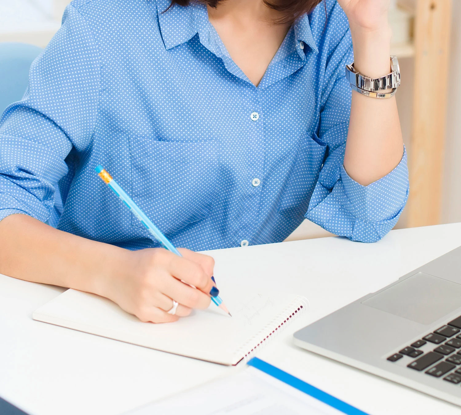 Medico che scrive le indicazioni post-operatorie