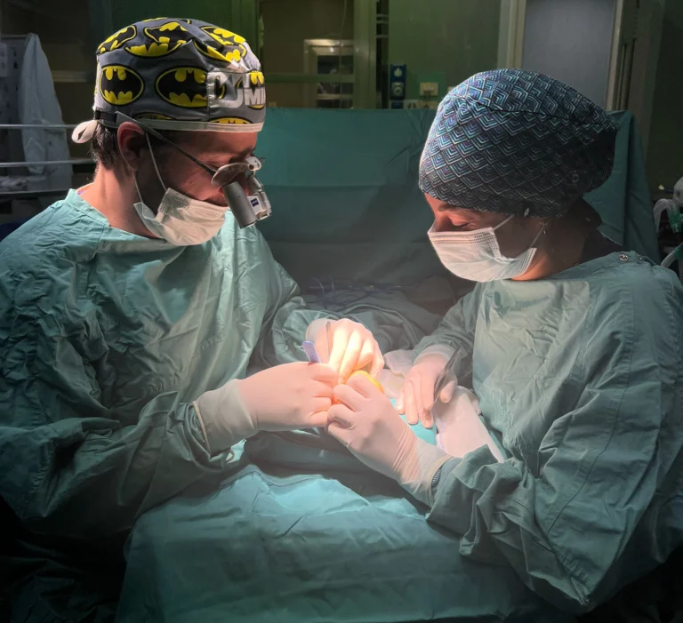 Intervento chirurgico alla mano in sala operatoria