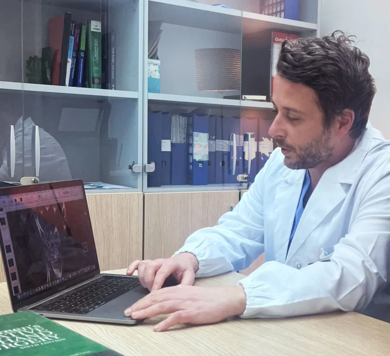 Il Prof. Francesco Smeraglia nel suo studio