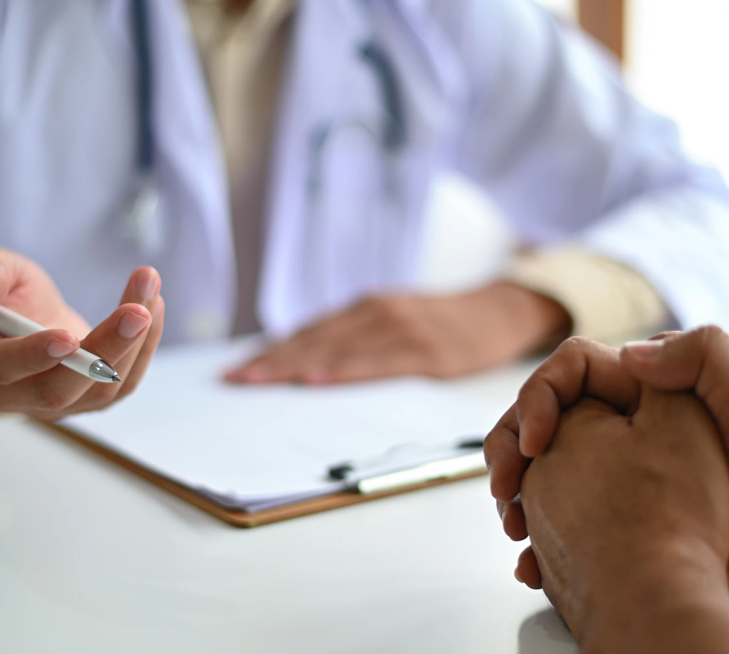 Colloquio tra medico e paziente durante una visita per la mano